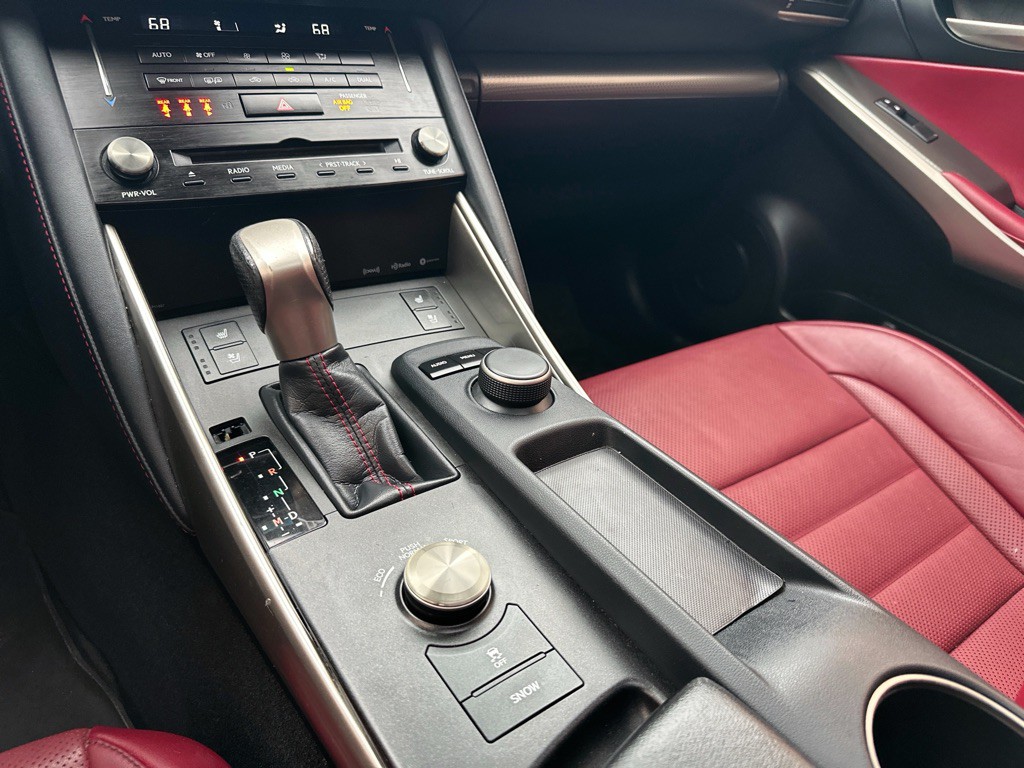 2017 Lexus IS Image 28