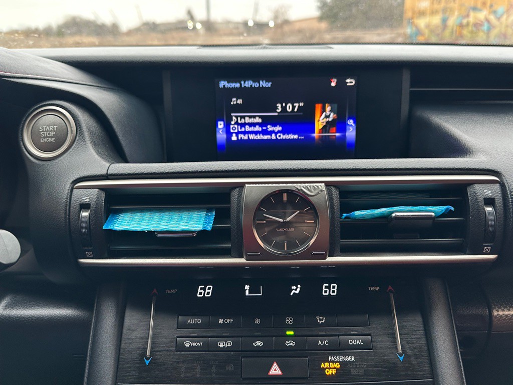 2017 Lexus IS Image 30