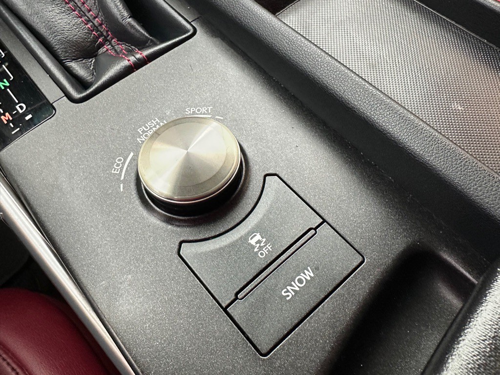 2017 Lexus IS Image 32