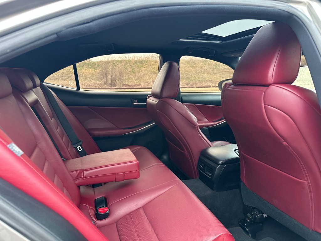 2017 Lexus IS Image 33