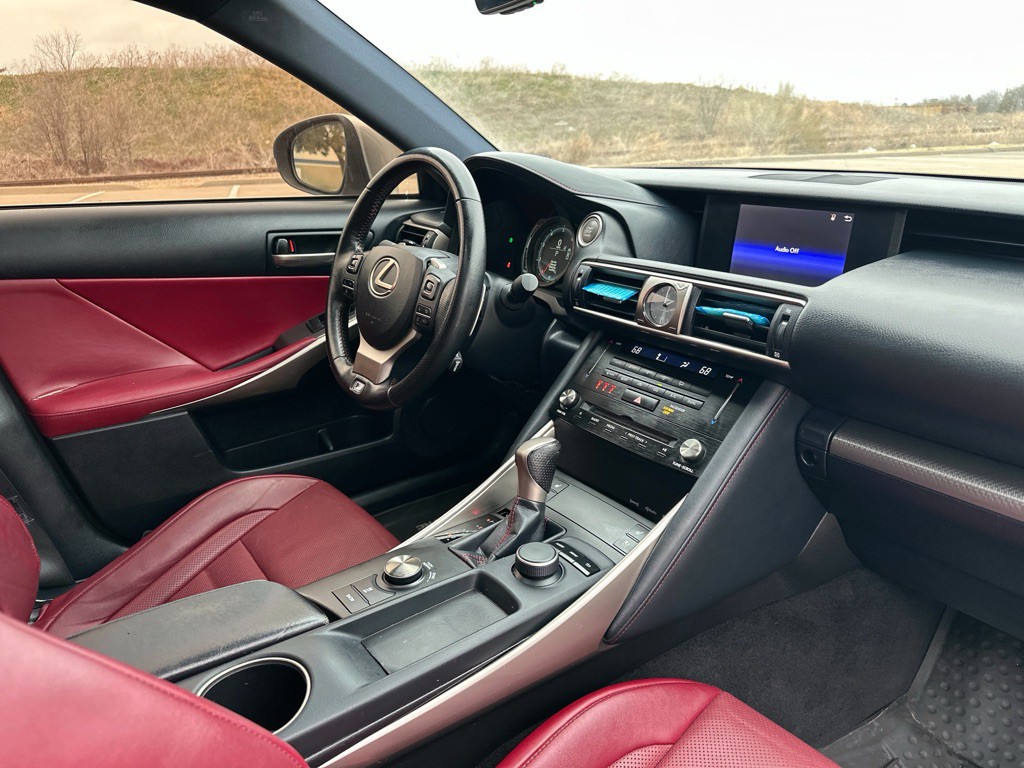 2017 Lexus IS Image 34