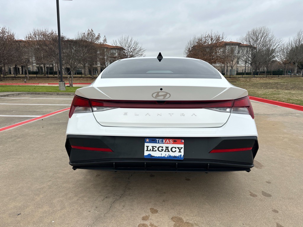 2024 Hyundai Elantra Image 16