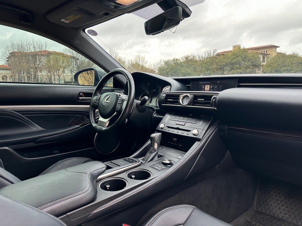 2017 Lexus RC Image 31