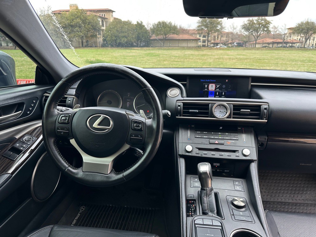 2017 Lexus RC Image 32