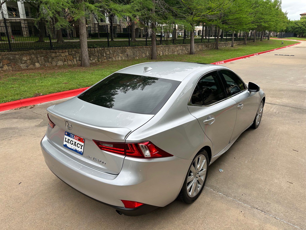 2016 Lexus IS Image 16