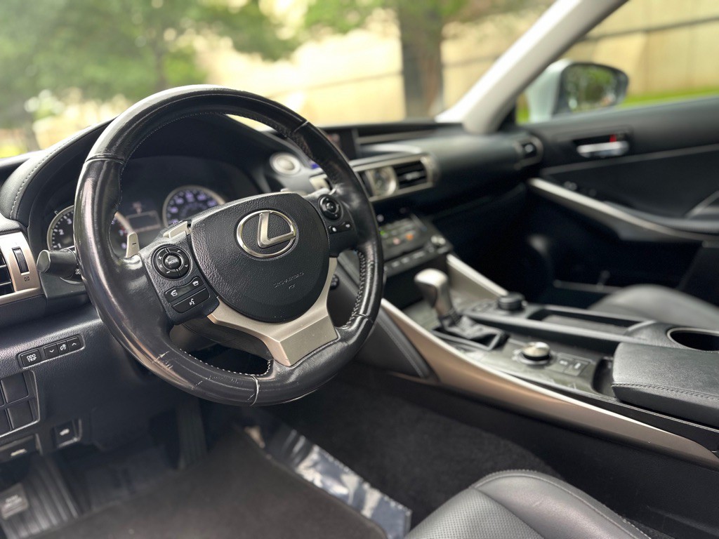2016 Lexus IS Image 19