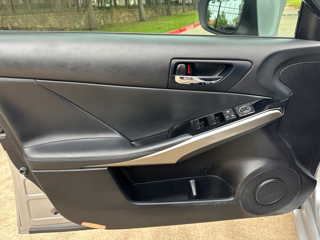 2016 Lexus IS Image 20