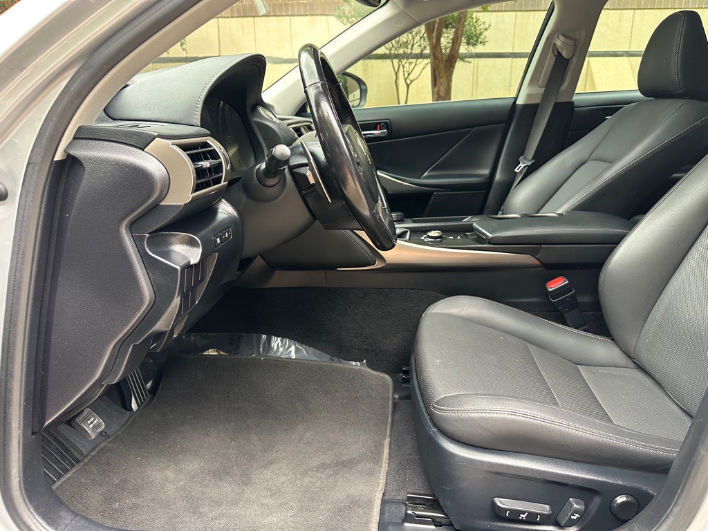 2016 Lexus IS Image 21