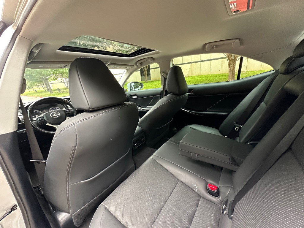 2016 Lexus IS Image 22