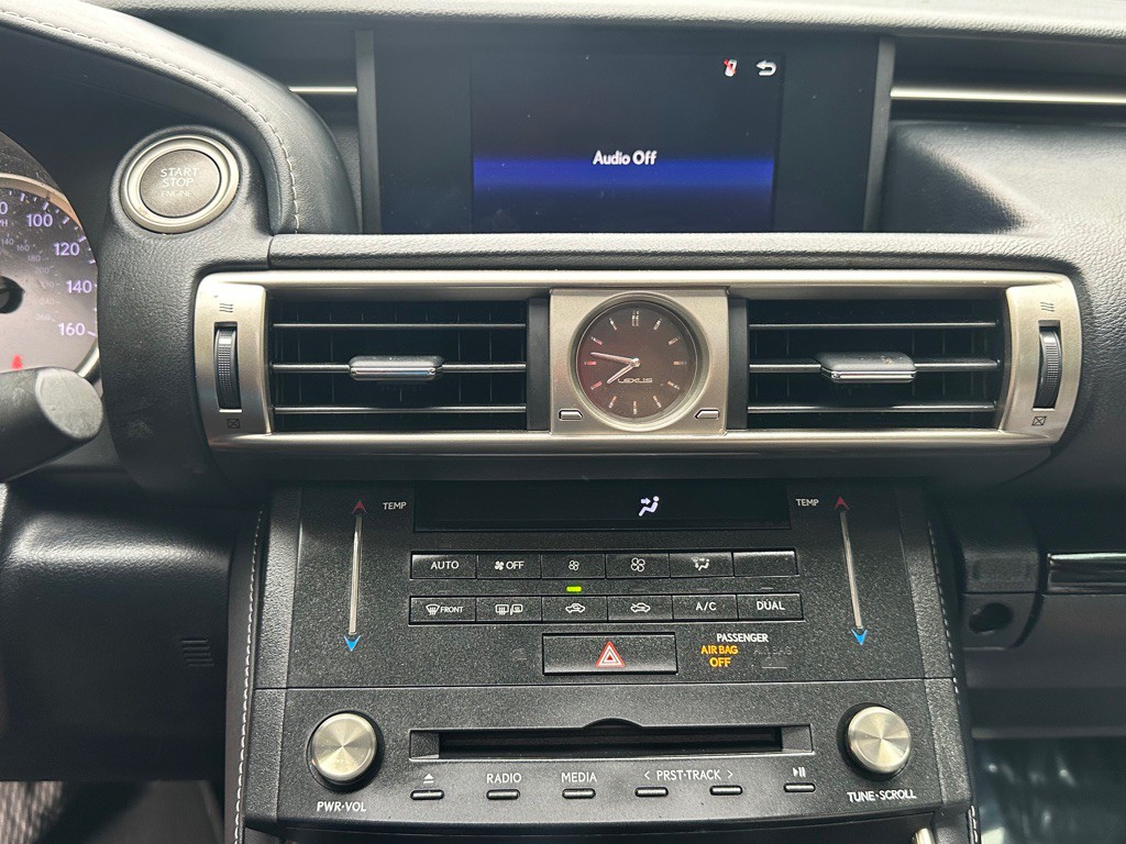 2016 Lexus IS Image 24