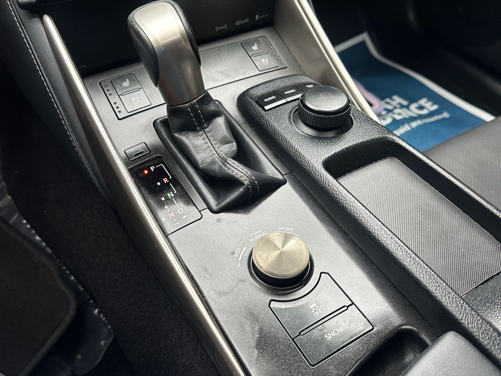 2016 Lexus IS Image 26