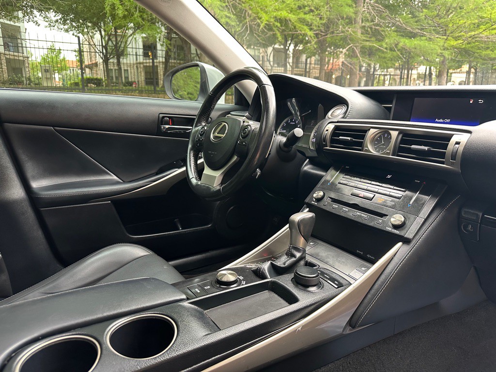 2016 Lexus IS Image 28