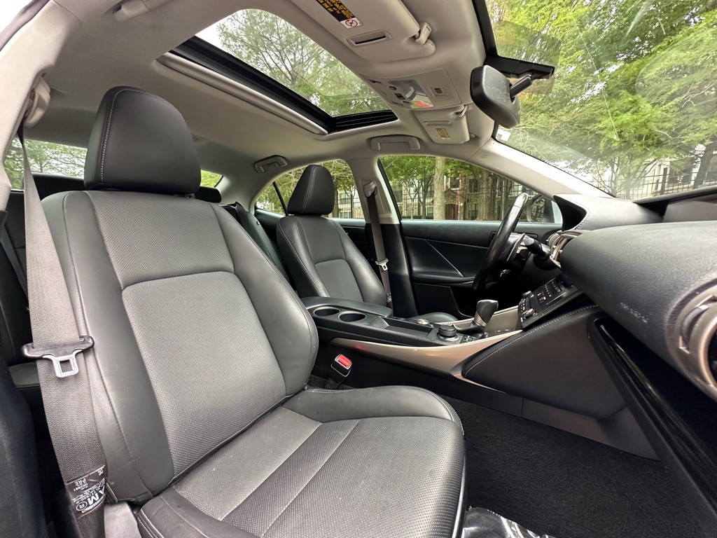 2016 Lexus IS Image 29