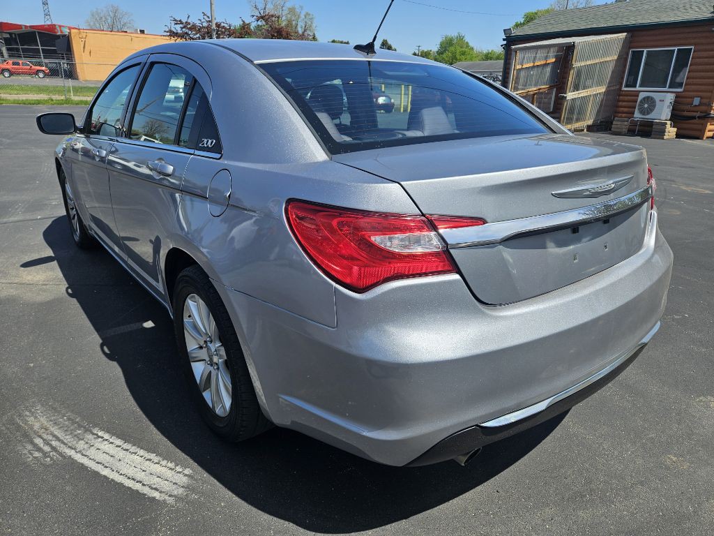 2014 Chrysler 200 Image 9