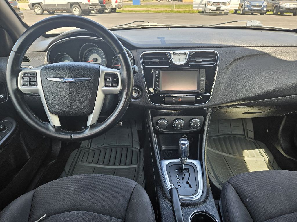 2014 Chrysler 200 Image 10