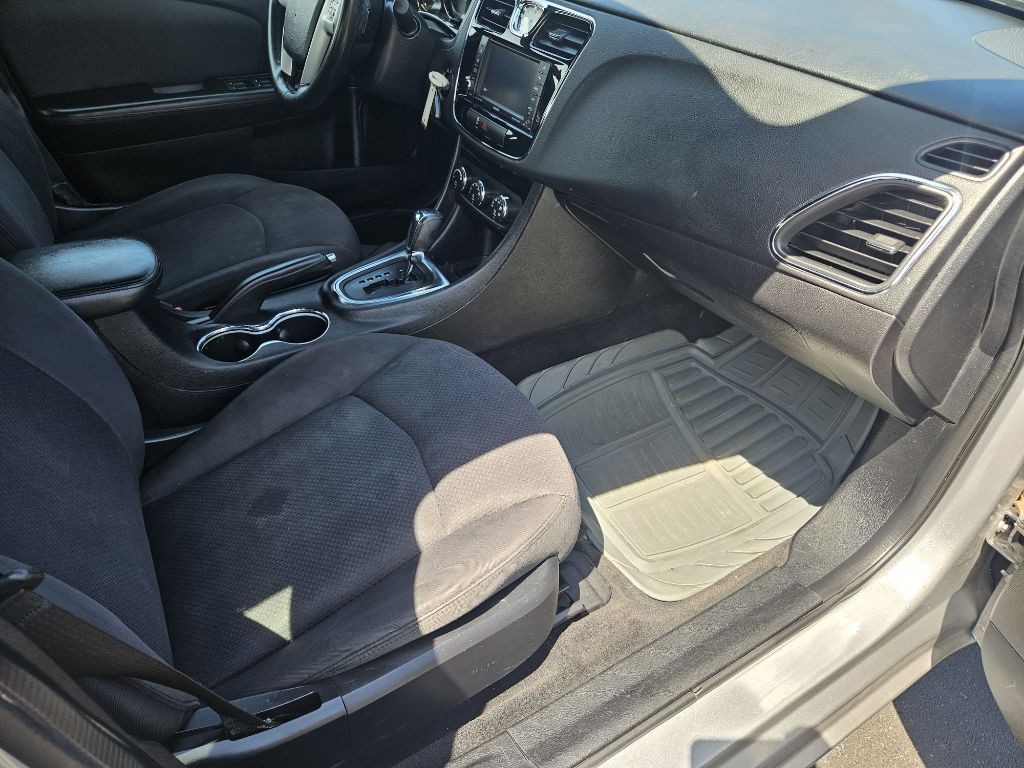 2014 Chrysler 200 Image 13