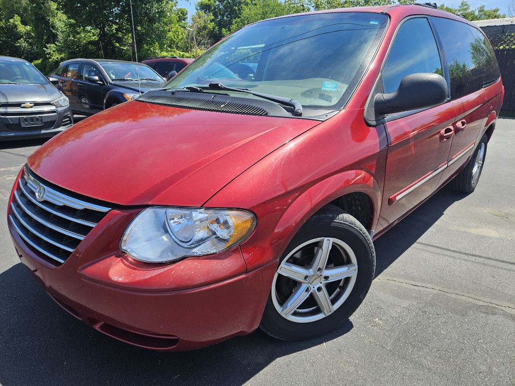 2006 Chrysler Town & Country Image 1