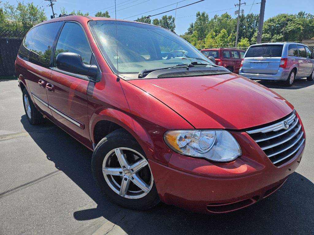 2006 Chrysler Town & Country Image 3