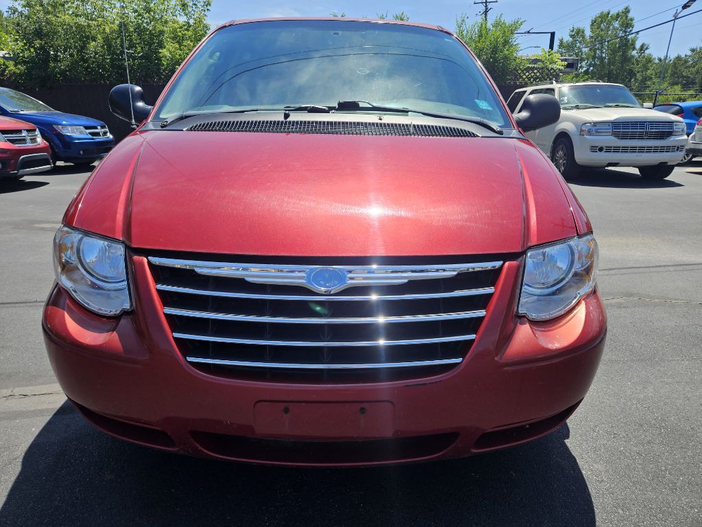 2006 Chrysler Town & Country Image 4