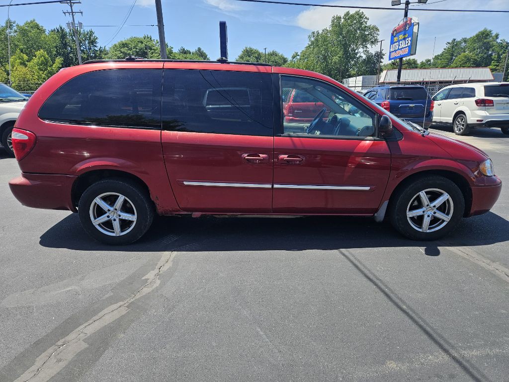 2006 Chrysler Town & Country Image 5