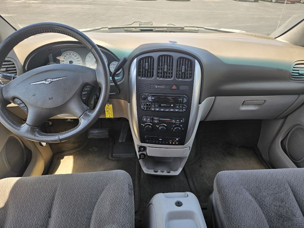 2006 Chrysler Town & Country Image 10