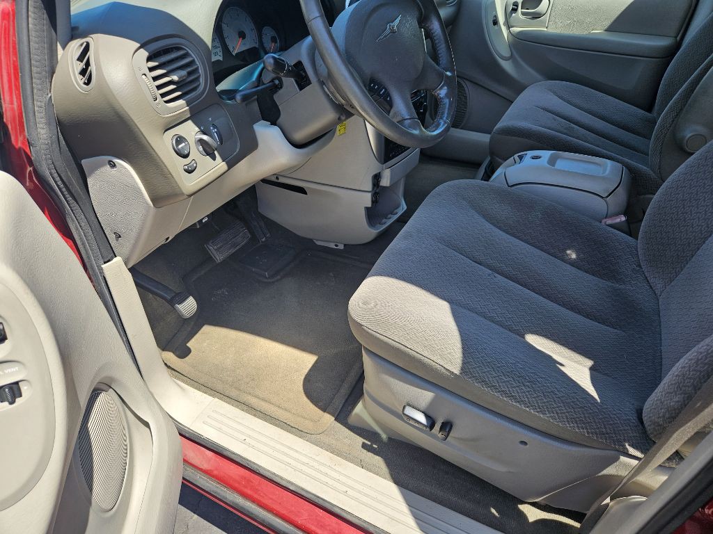2006 Chrysler Town & Country Image 11
