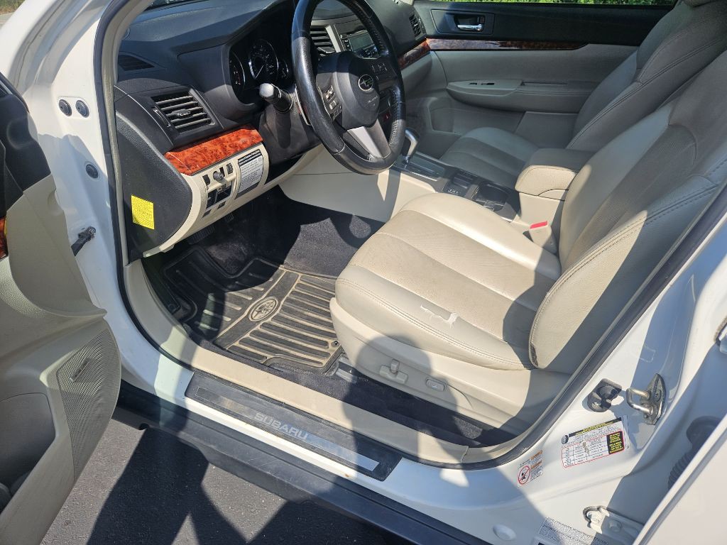 2010 Subaru Outback Image 11