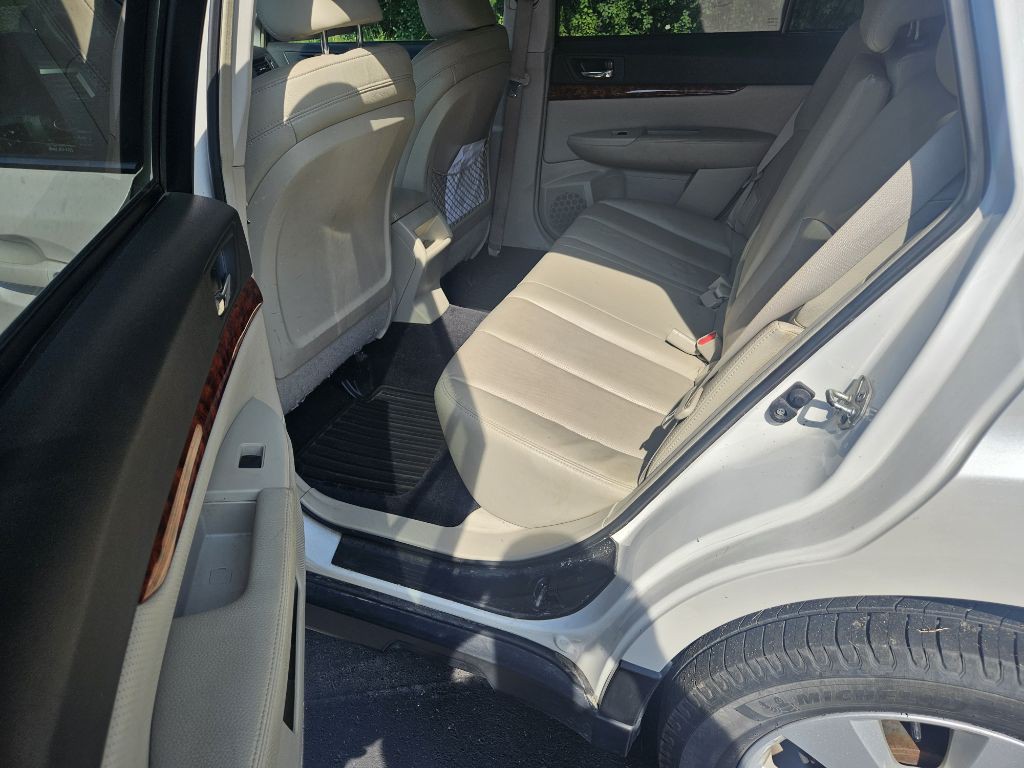 2010 Subaru Outback Image 12