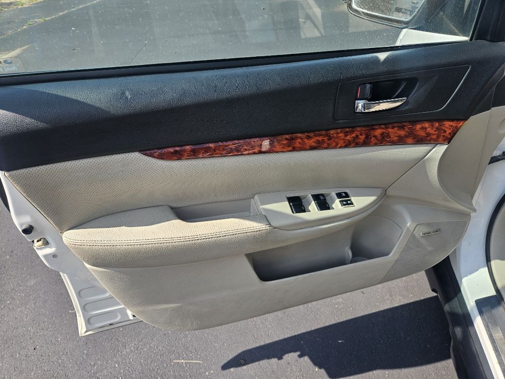 2010 Subaru Outback Image 13