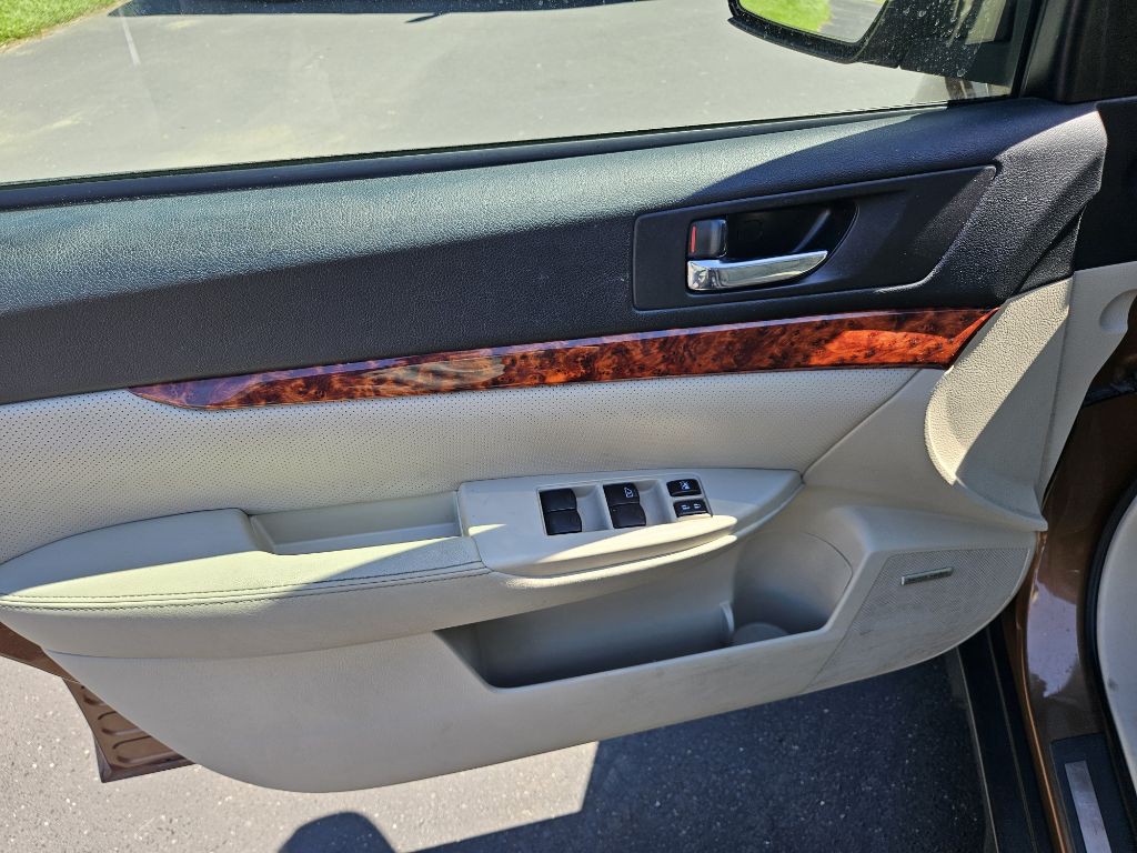 2011 Subaru Outback Image 12