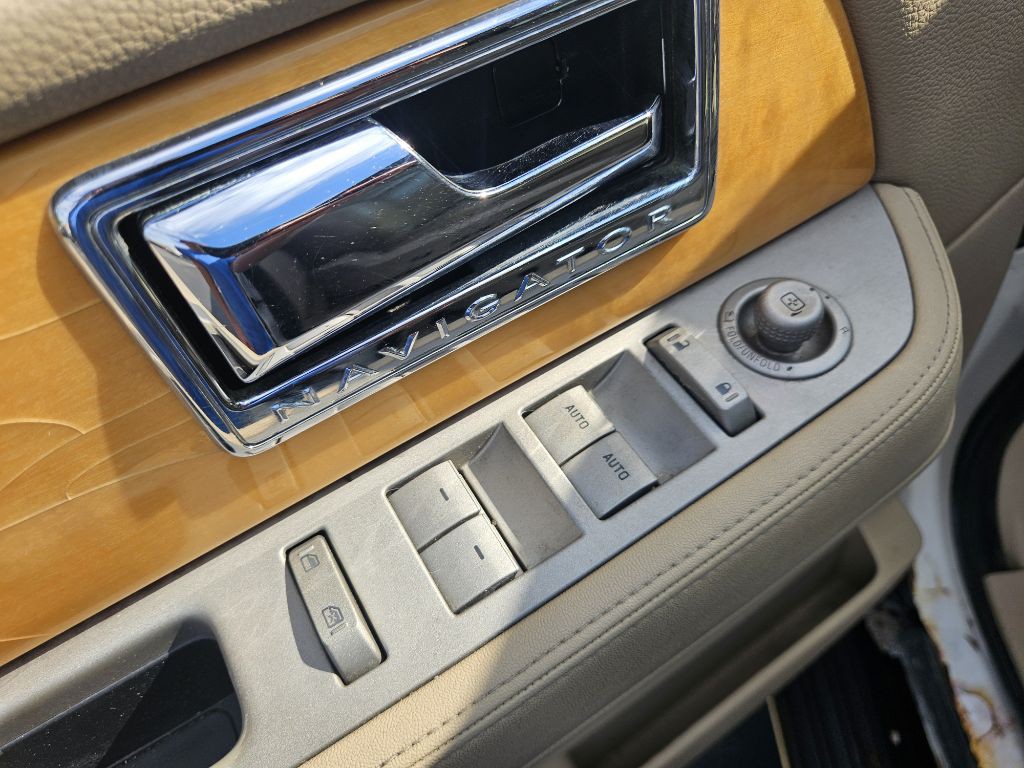 2007 Lincoln Navigator Image 11