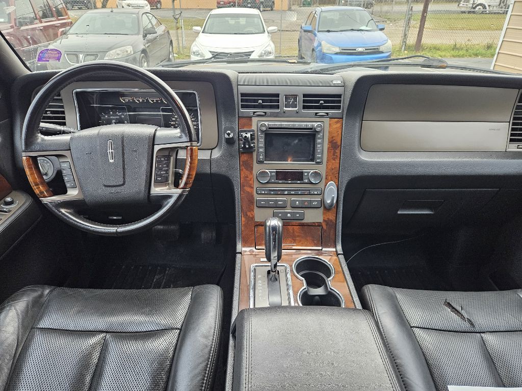 2011 Lincoln Navigator Image 10