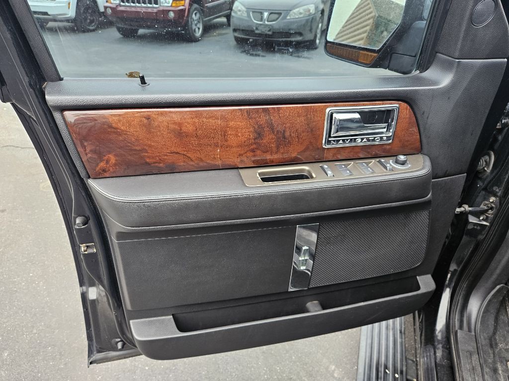 2011 Lincoln Navigator Image 12