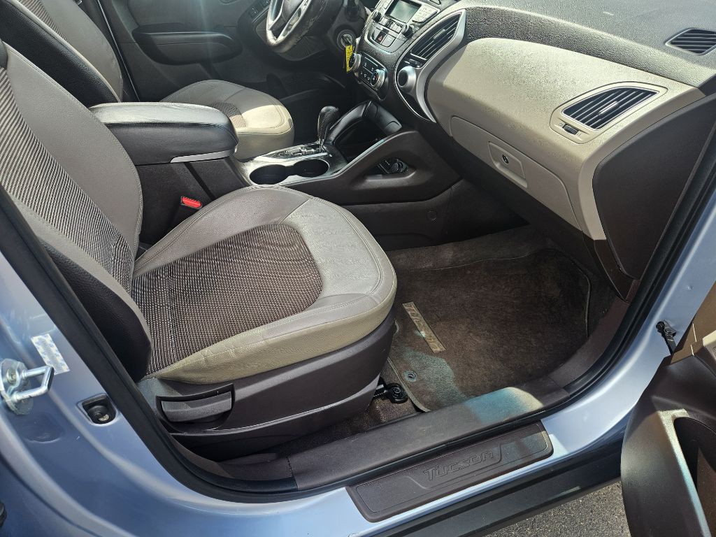 2011 Hyundai Tucson Image 16
