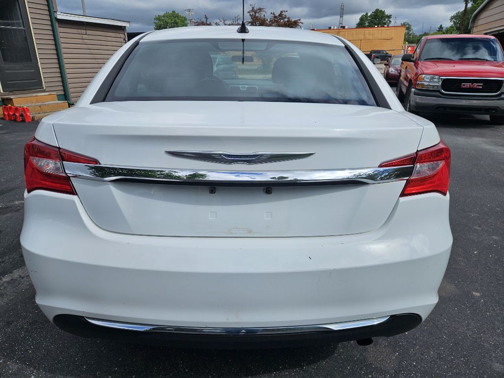 2012 Chrysler 200 Image 8