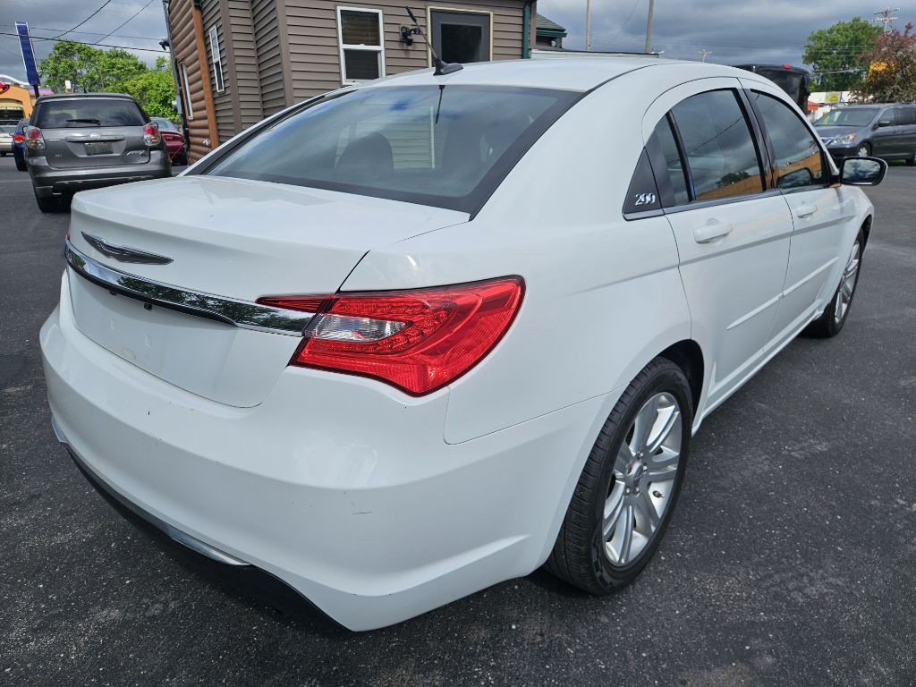 2012 Chrysler 200 Image 9