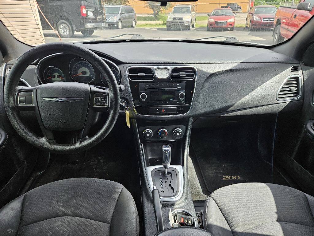 2012 Chrysler 200 Image 10