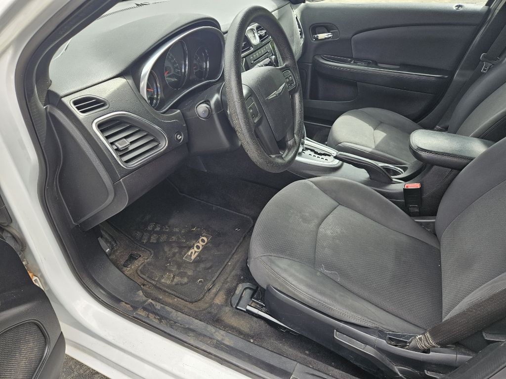 2012 Chrysler 200 Image 11