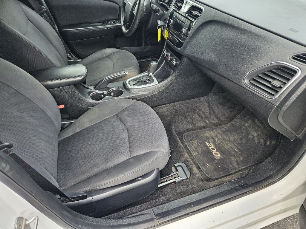 2012 Chrysler 200 Image 14