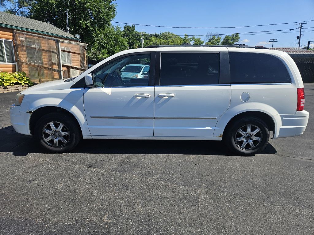 2009 Chrysler Town & Country Image 5
