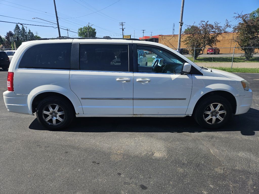 2009 Chrysler Town & Country Image 6