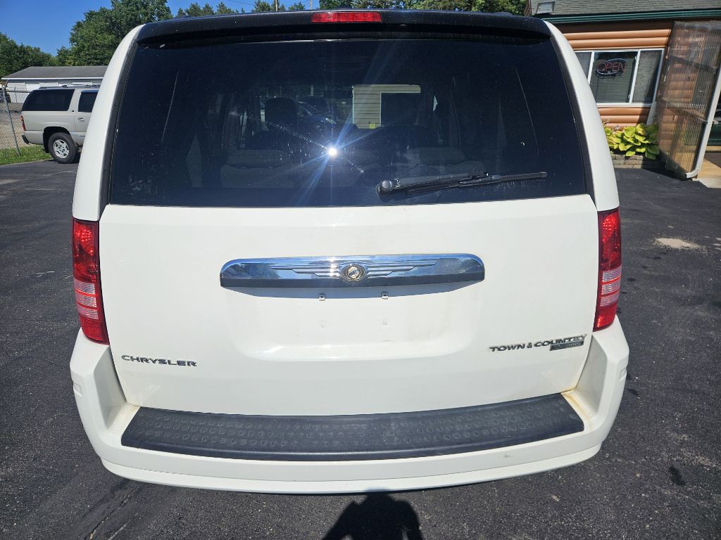 2009 Chrysler Town & Country Image 8