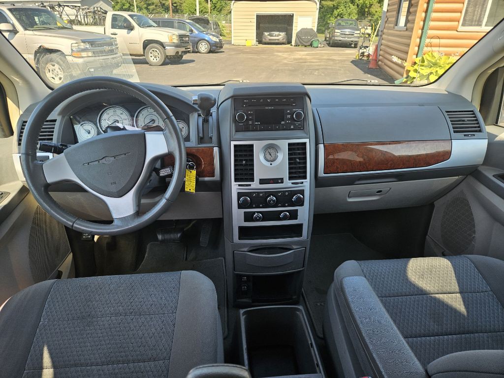 2009 Chrysler Town & Country Image 10