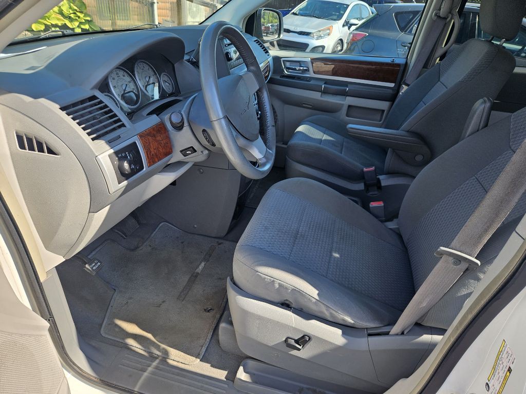 2009 Chrysler Town & Country Image 11