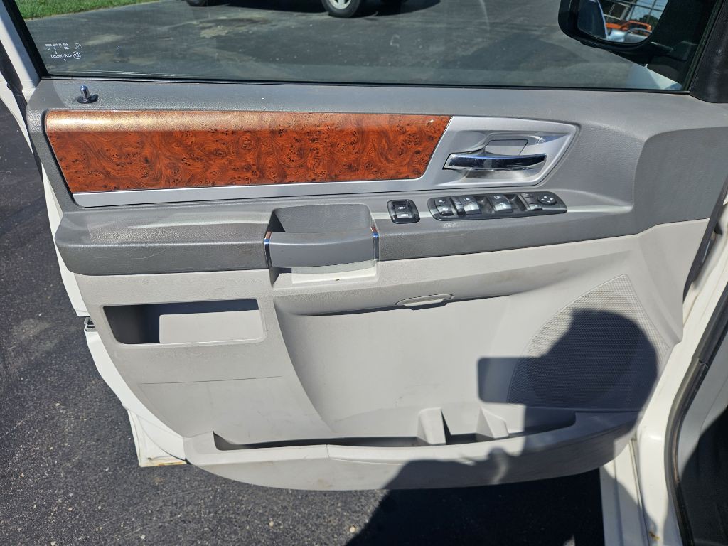 2009 Chrysler Town & Country Image 12