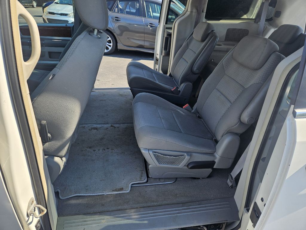 2009 Chrysler Town & Country Image 13