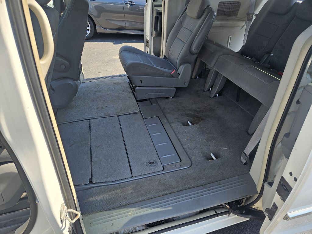 2009 Chrysler Town & Country Image 14
