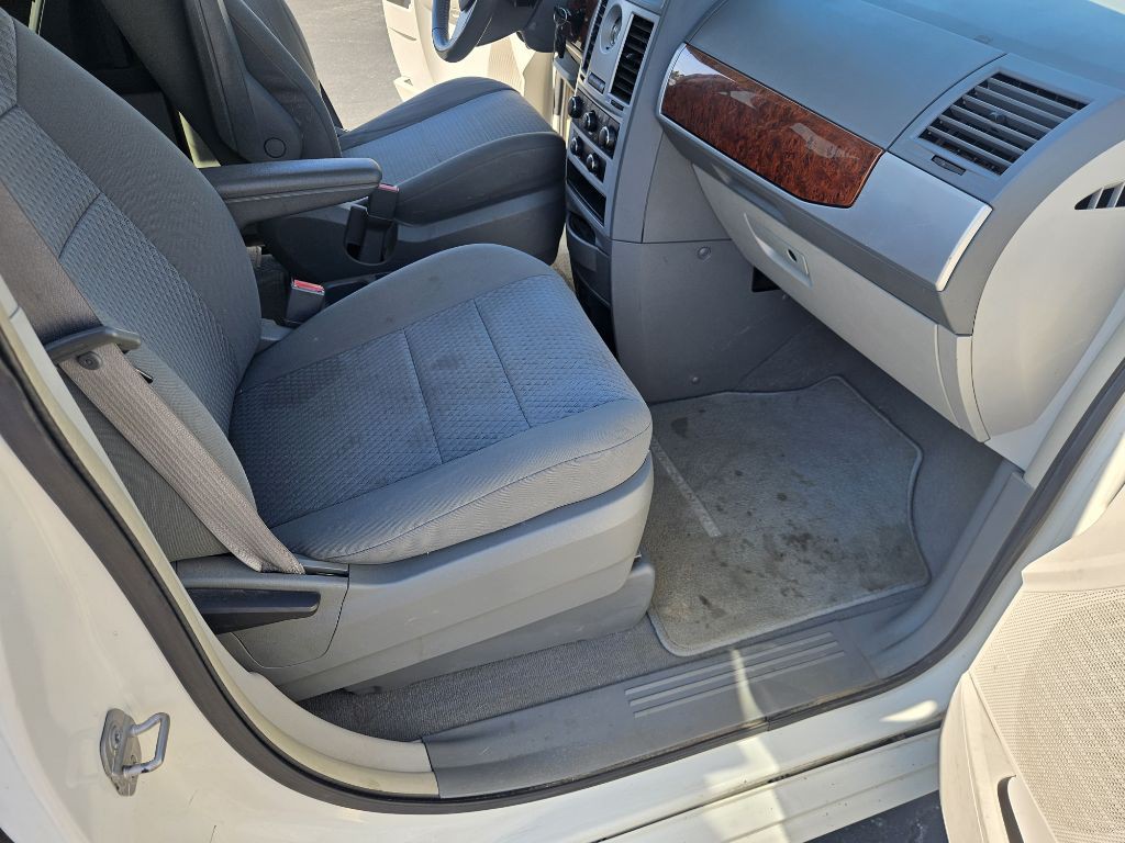 2009 Chrysler Town & Country Image 15