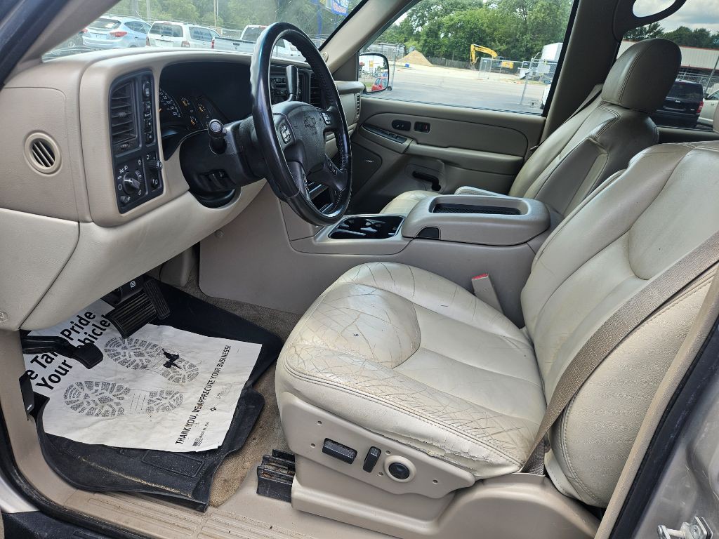 2005 Chevrolet Suburban Image 12