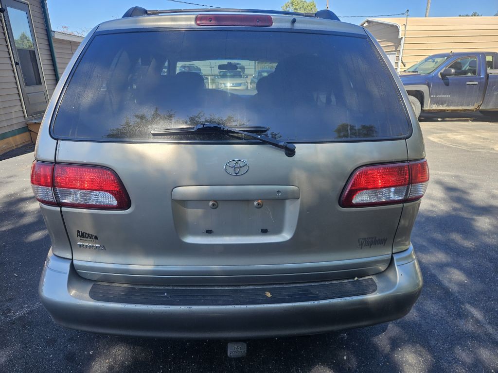 2002 Toyota Sienna Image 8